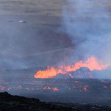 Eine Person geht spazieren, um einen näheren Blick auf die Eruptionen des Vulkans Fagradalsfjall zu werfen