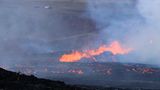 Eine Person geht spazieren, um einen näheren Blick auf die Eruptionen des Vulkans Fagradalsfjall zu werfen