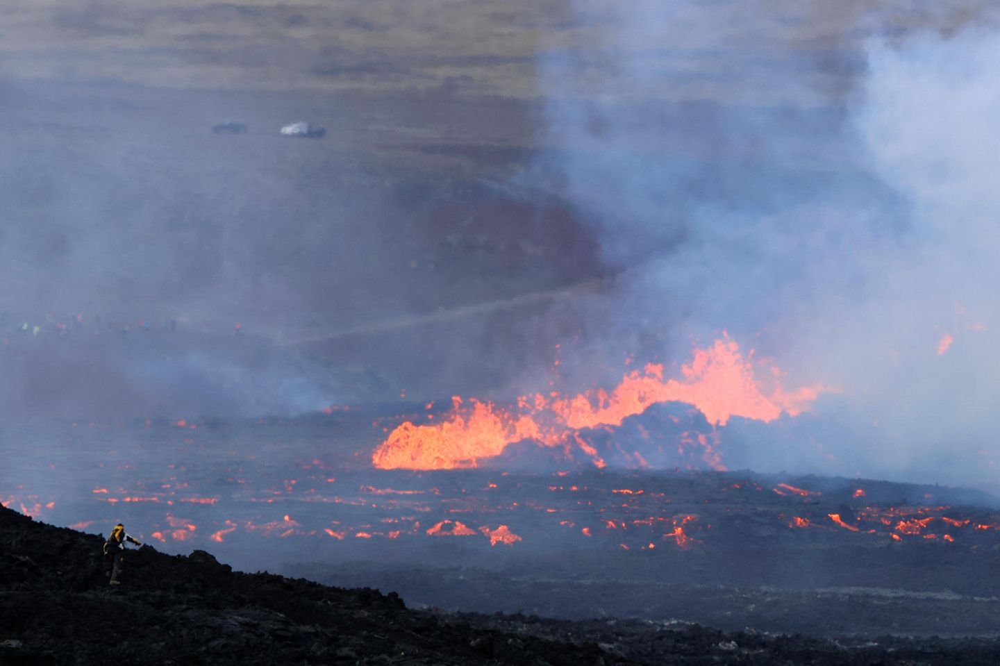 Eine Person geht spazieren, um einen näheren Blick auf die Eruptionen des Vulkans Fagradalsfjall zu werfen