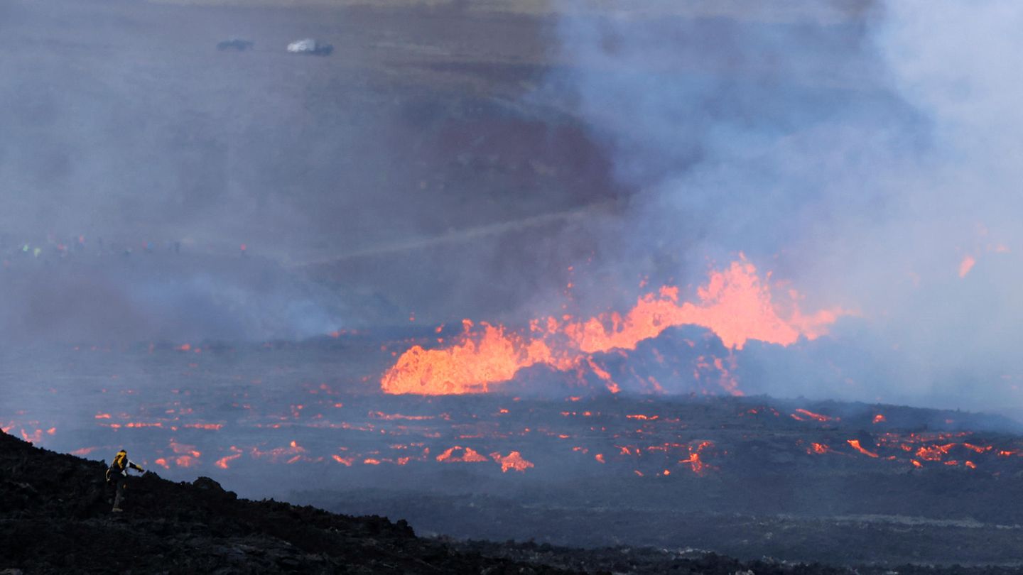 Eine Person geht spazieren, um einen näheren Blick auf die Eruptionen des Vulkans Fagradalsfjall zu werfen