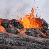 Lava spritzt beim Vulkanausbruch auf Island aus dem Fels