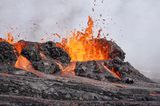 Lava spritzt beim Vulkanausbruch auf Island aus dem Fels
