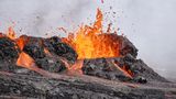 Lava spritzt beim Vulkanausbruch auf Island aus dem Fels
