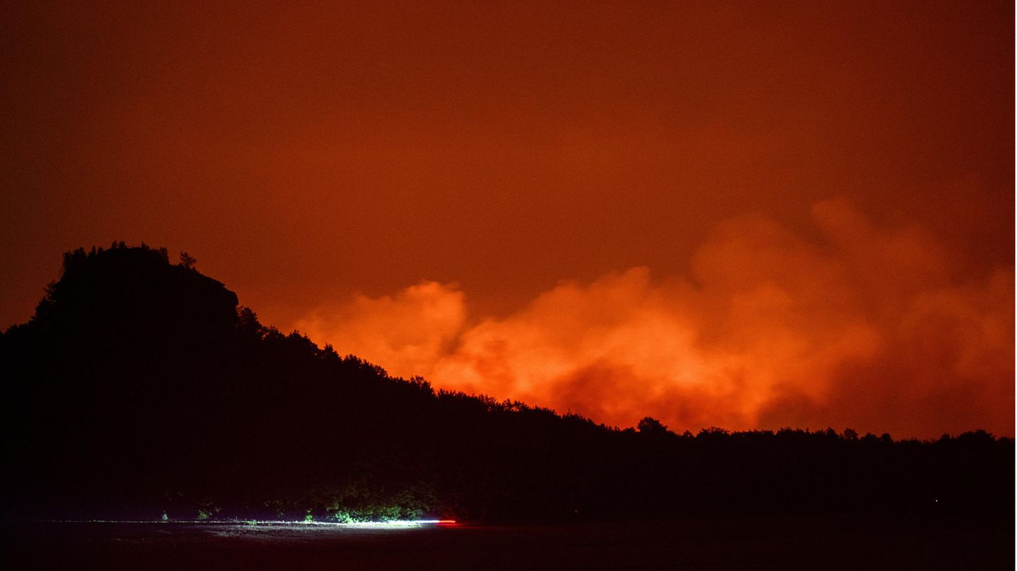 Wie alles begann: Ende Juli greifen die Brände im tschechischen Nationalpark Böhmische Schweiz auf Wälder der Sächsischen Schweiz über. Links im Bild ragt der Zirkelstein in den verqualmten, feuerroten Himmel rund um die Grenzgemeinde Hrensko