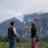 Was sonst das Wahrzeichen der Region ist, wird zum Hindernis. Die eindrucksvollen Sandsteinformationen, die aus den bewaldeten Hügeln der Region ragen, machen das Gelände für Löscharbeiten nur schwer zugänglich