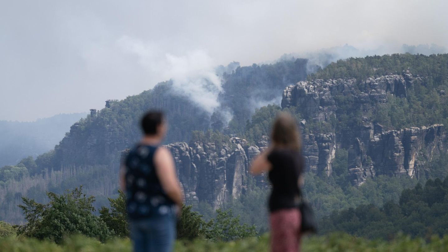 Was sonst das Wahrzeichen der Region ist, wird zum Hindernis. Die eindrucksvollen Sandsteinformationen, die aus den bewaldeten Hügeln der Region ragen, machen das Gelände für Löscharbeiten nur schwer zugänglich