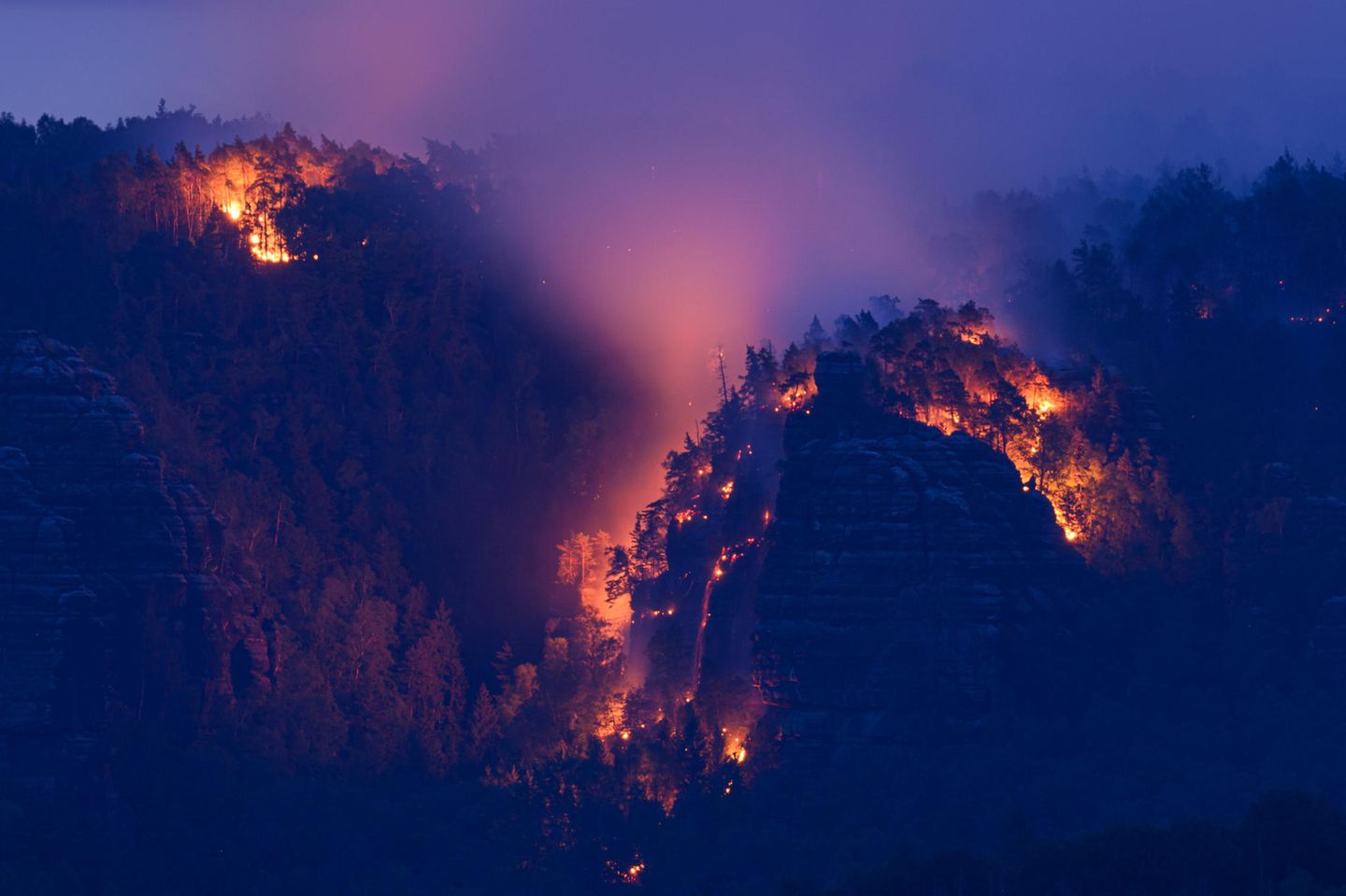 Schnell erstreckt sich das Feuer auf über 250 Hektar – die von der Hitze der vergangenen Wochen durchgetrockneten Bäume und Sträucher nähren die Flammen