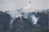 Um so wichtiger sind die Hubschrauber der Bundespolizei, die mit Löschwasser-Außenlastbehälter die Flammen aus der Luft bekämpfen