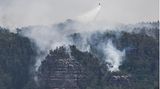 Um so wichtiger sind die Hubschrauber der Bundespolizei, die mit Löschwasser-Außenlastbehälter die Flammen aus der Luft bekämpfen