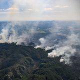 Der Blick aus einem Hubschrauber der Bundespolizei offenbart das Ausmaß der Brände. Zwar gelingt es den Feuerwehren am zwölften Tag, die Brandfläche auf 150 Hektar zu begrenzen, trotzdem ist es laut Nationalparkverwaltung der größte Flächenbrand seit 1842