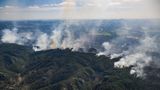 Der Blick aus einem Hubschrauber der Bundespolizei offenbart das Ausmaß der Brände. Zwar gelingt es den Feuerwehren am zwölften Tag, die Brandfläche auf 150 Hektar zu begrenzen, trotzdem ist es laut Nationalparkverwaltung der größte Flächenbrand seit 1842
