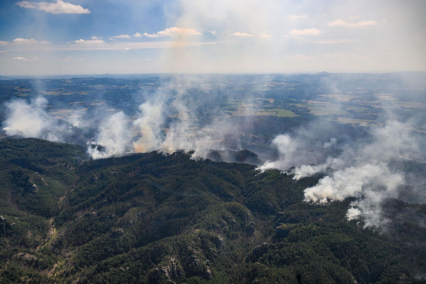 Waldbrände: Der Blick aus einem Hubschrauber der Bundespolizei offenbart das Ausmaß der Brände. Zwar gelingt es den Feuerwehren am zwölften Tag, die Brandfläche auf 150 Hektar zu begrenzen, trotzdem ist es laut Nationalparkverwaltung der größte Flächenbrand seit 1842 Der Blick aus einem Hubschrauber der Bundespolizei offenbart das Ausmaß der Brände. Zwar gelingt es den Feuerwehren am zwölften Tag, die Brandfläche auf 150 Hektar zu begrenzen, trotzdem ist es laut Nationalparkverwaltung der größte Flächenbrand seit 1842