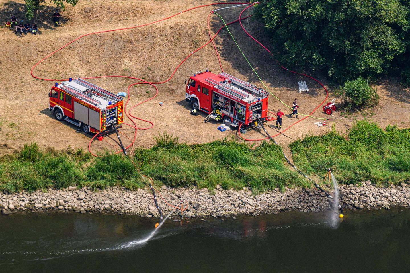 Dafür pumpen die Einsatzkräfte auch Wasser aus der Elbe, die sich durch den Nationalpark schlängelt