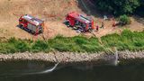 Dafür pumpen die Einsatzkräfte auch Wasser aus der Elbe, die sich durch den Nationalpark schlängelt