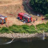 Dafür pumpen die Einsatzkräfte auch Wasser aus der Elbe, die sich durch den Nationalpark schlängelt