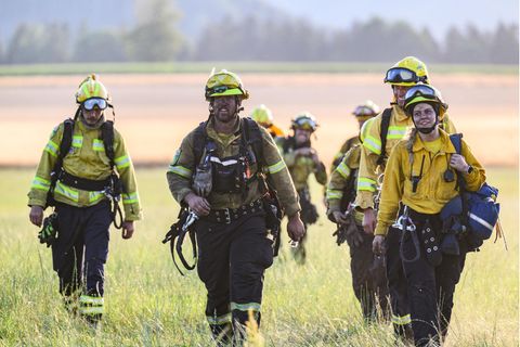 Ein Knochenjob, ist das Gelände doch meist steil, dicht bewachsen und schwer zugänglich – wie die Gesichter dieses Einsatzteams nach einem langen Tag im Nationalpark dokumentieren