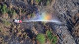 Die größte Gefahr scheint mittlerweile gebannt: Der Brand gilt als unter Kontrolle, auch wenn versteckte Glutnester immer wieder aufflammen können. Dass sich die Natur von den Flammen schnell erholen wird, steht für Hanspeter Mayr, Pressesprecher des Nationalparks, außer Frage. In einem 1,5 Hektar großen Gebiet, das bereits 2018 von Flammen erfasst worden war, so erzählt er, wüchsen heute wieder bis zu zwei Meter hohe Birken, Pappeln und Kiefern