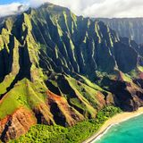 Blick aus der Luft auf einen grünen Berg