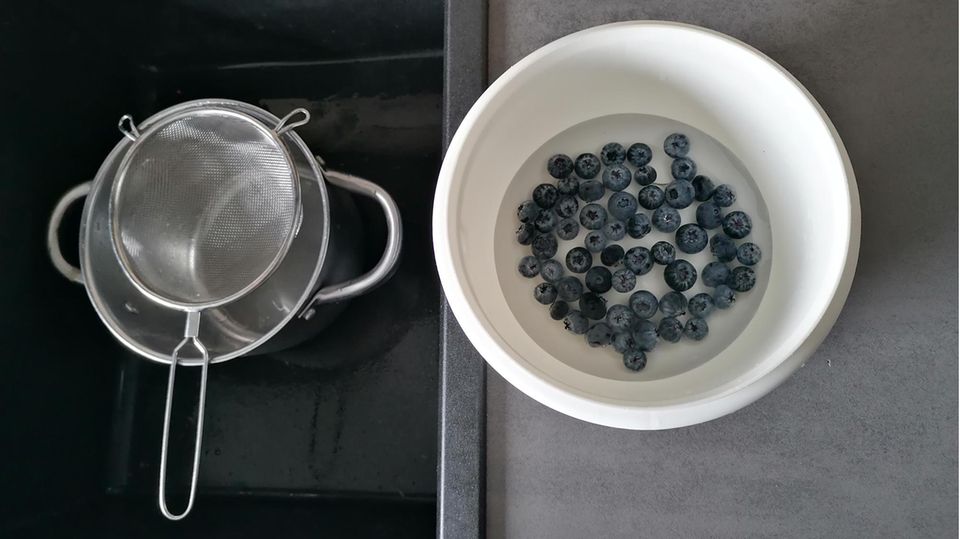 Heidelbeeren werden in Wasserschüssel gewaschen