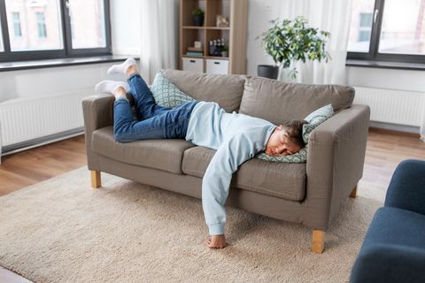 Mann schläft auf dem Sofa