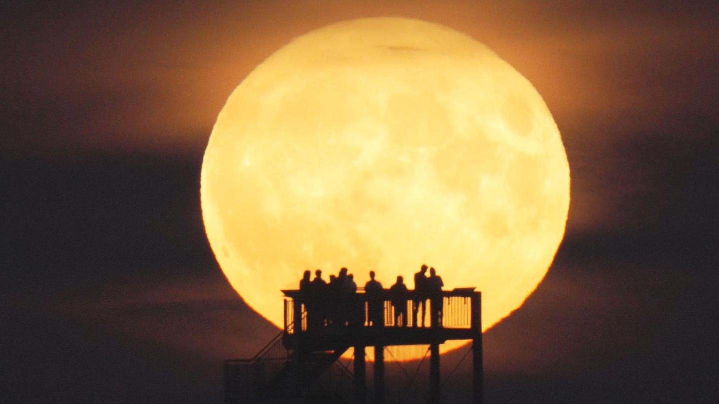 Am 12. August steht unser Trabant als Vollmond am Firmament – und das auffällig groß und hell.