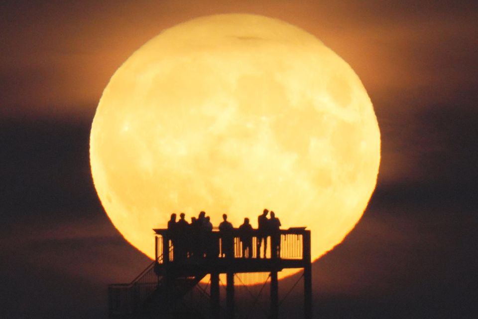 Am 12. August steht unser Trabant als Vollmond am Firmament – und das auffällig groß und hell.