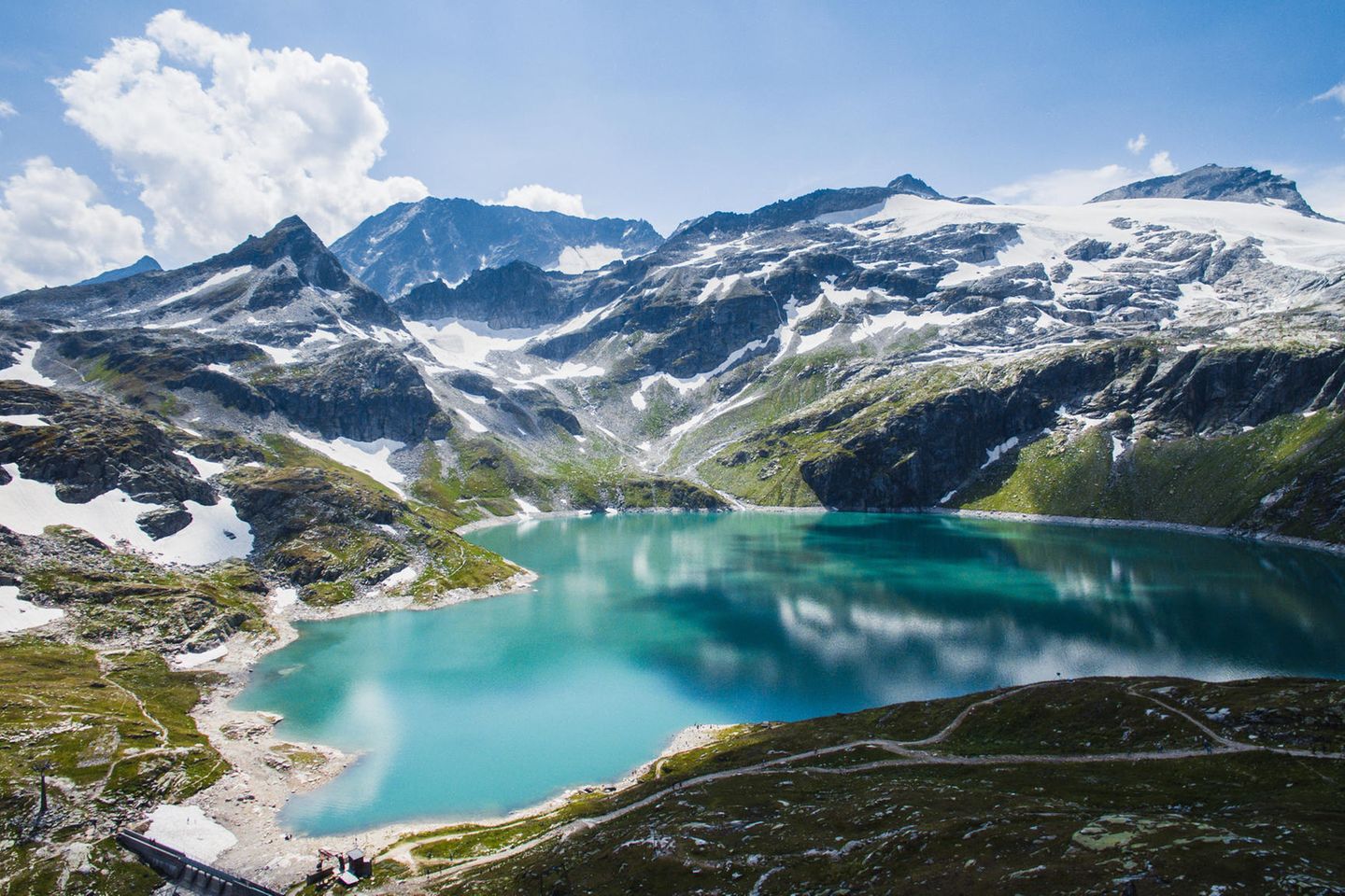 Nationalpark Hohe Tauern: Majestätische Gipfel und glitzernde Bergseen Der Weißsee im Nationalpark Hohe Tauern aus der Luft fotografiert