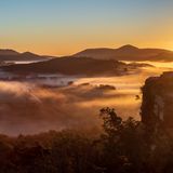 Ein Sandsteinfelsen über dem Pfälzerwald