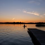 Ein Paddler auf einem See in der Uckermark
