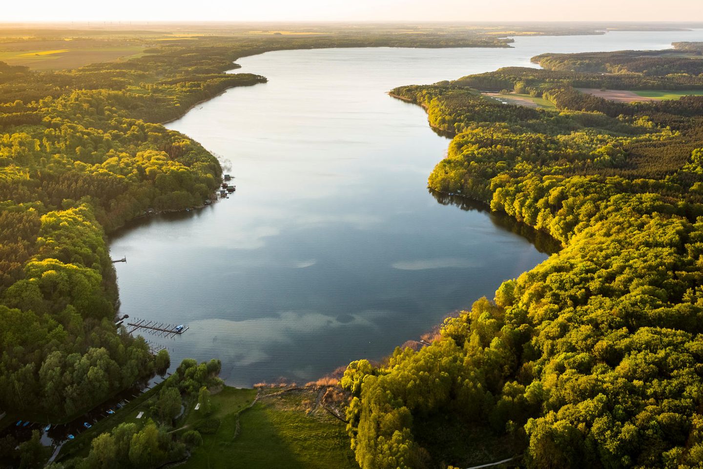 Der Plauer See an der Mecklenburgischen Seenplatte in einer Lufftaufnahme