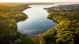 Müritz-Nationalpark: Im Land der 1000 Seen Der Plauer See an der Mecklenburgischen Seenplatte in einer Lufftaufnahme