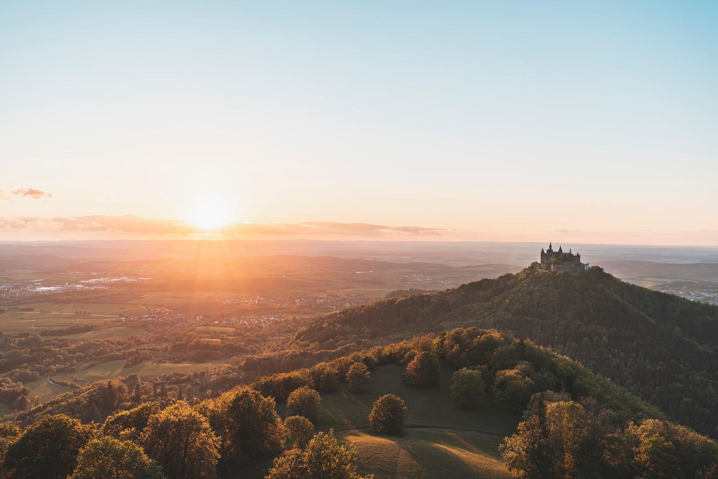 Schwäbische Alb: Natur pur im UNESCO-Biosphärengebiet  Burg Hohenzollern im Sonnenuntergang, Schwäbische Alb