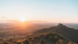 Schwäbische Alb: Natur pur im UNESCO-Biosphärengebiet  Burg Hohenzollern im Sonnenuntergang, Schwäbische Alb
