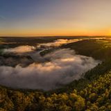 Tiefe Wolken bedecken den Hohenwartestausee im Thüringer Meer