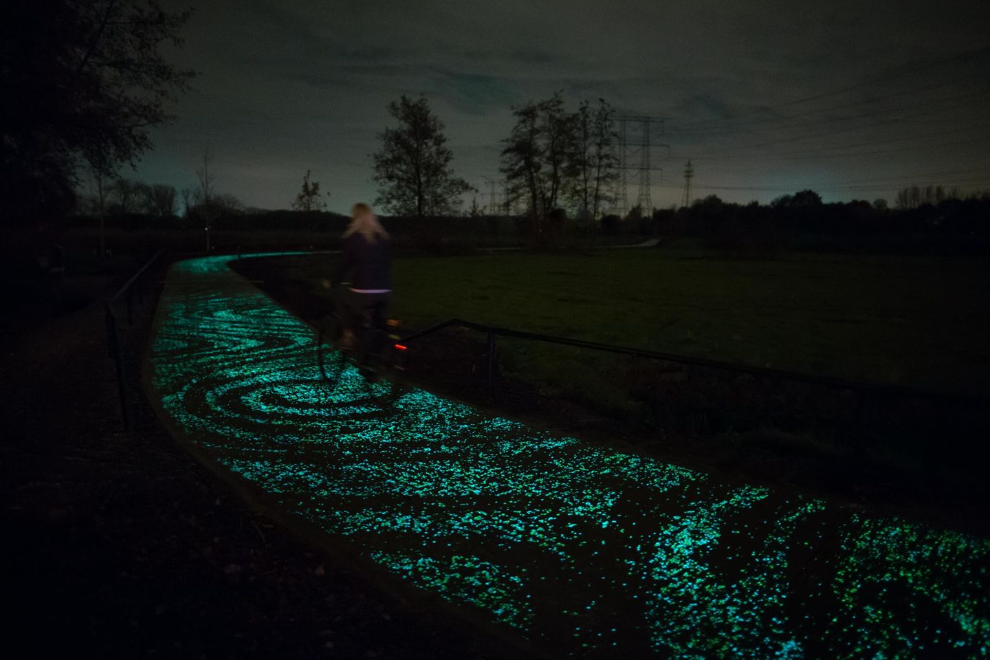 Wegweiser für Radfahrer und ein Kunstobjekt: Der Van-Gogh-Weg zieht sich wie ein leuchtendes Band zwischen Eindhoven und Nuenen in den Niederlanden