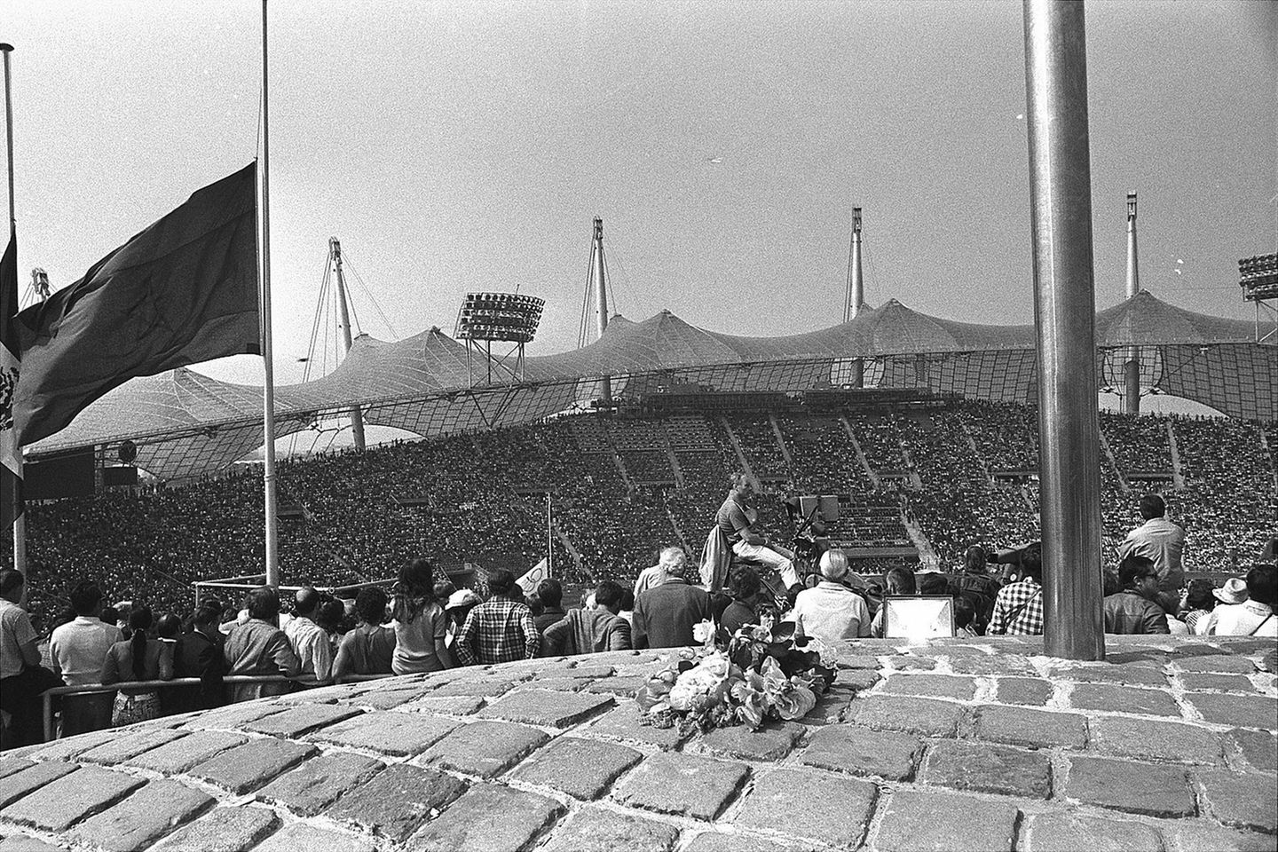Nur wenige Stunden nach der Tragödie versammeln sich Zehntausende im Münchner Olympiastadion, um der Opfer zu gedenken. Dann gehen die Spiele weiter