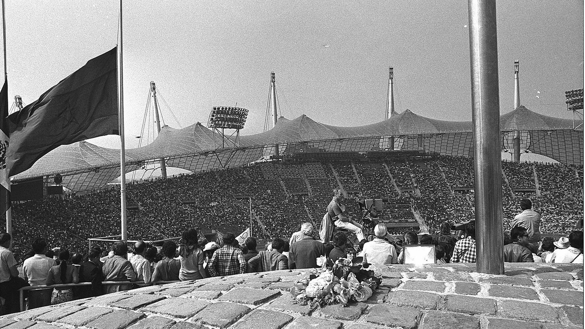 Nur wenige Stunden nach der Tragödie versammeln sich Zehntausende im Münchner Olympiastadion, um der Opfer zu gedenken. Dann gehen die Spiele weiter