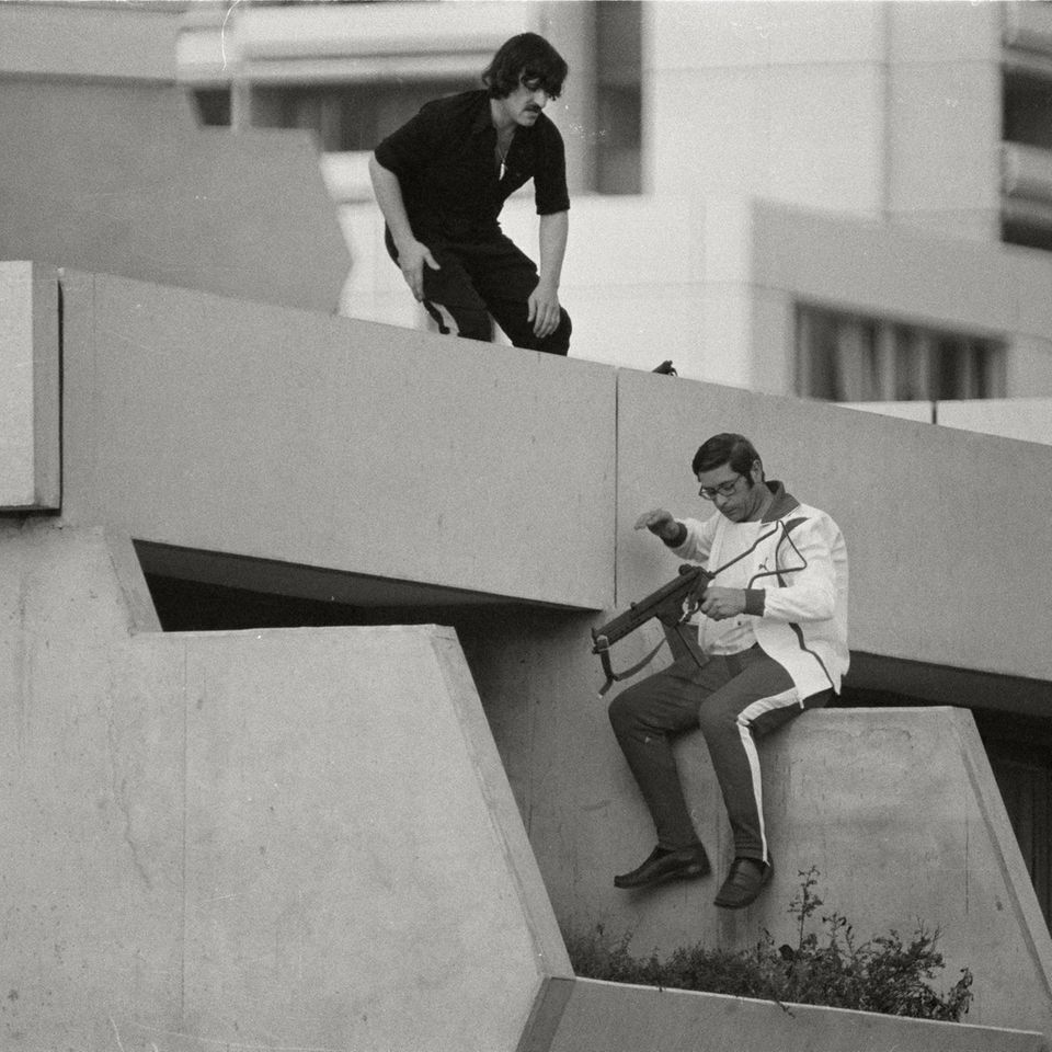 Polizisten gehen auf dem Dach in Stellung, um die Geiseln zu befreien. Doch bald darauf müssen sie sich zurückziehen: Die Täter sehen ihre Vorbereitungen live im Fernsehen