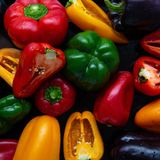 Paprikas vor dunklem Hintergrund