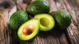 Avocados auf Holztisch