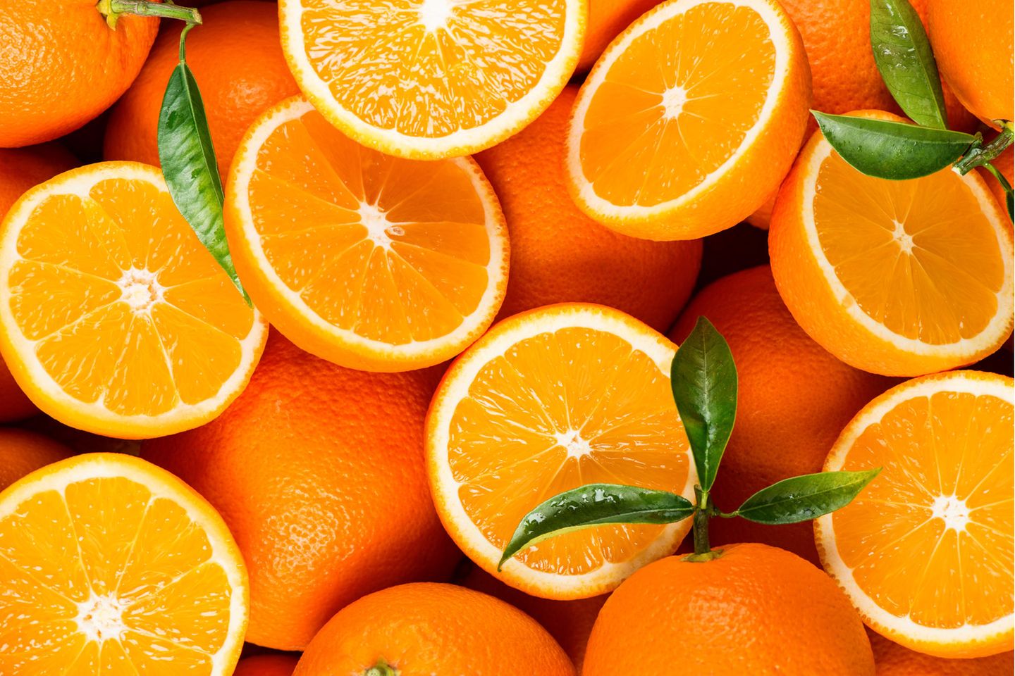 Orangen: viele Vitamine und Mineralstoffe Aufgeschnittene Orangen