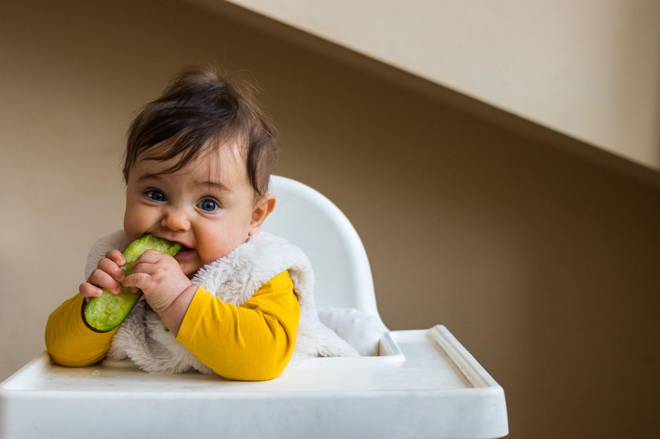 Kleindkind isst eine Gurke
