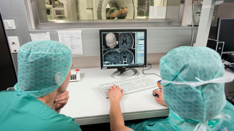 Während Jürgen Broschart fixiert im Computertomografen liegt, suchen die Operateure am Rechner nach dem bestmöglichen Zugang zu seinem Gehirn - um das Blutungsrisiko gering zu halten