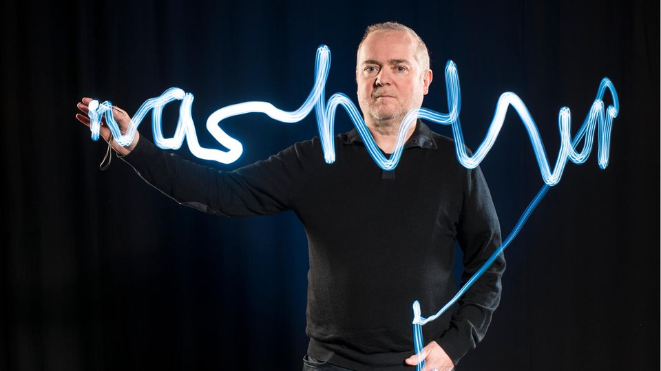 Nach überstandener Operation malt "Patient B." ein leserliches "nachher" in die Luft. Was trotz ruhiger Hand nicht einfach ist: Den Text muss Broschart in Spiegelschrift schreiben 