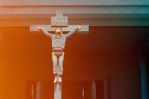 Bei der Kreuzigungs­probe im April trägt Jesus noch Freizeitkleidung. Am Premierentag wird Darsteller Frederik Mayet mit Lendentuch am Kreuz hängen
