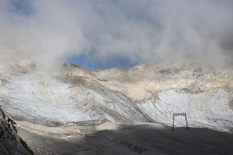 Blankeis ist am nördlichen Schneeferner. Das Eis des Blaueisgletschers, des Schneeferners auf der Zugspitze sowie des Höllentalf