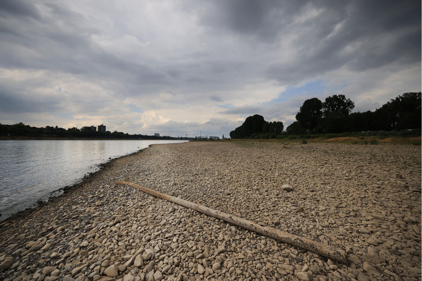 Die Wirtschaft leidet Köln: Wolken ziehen über den Rhein