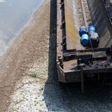 Ein alter Leichter liegt auf dem ausgetrockneten Flussbett
