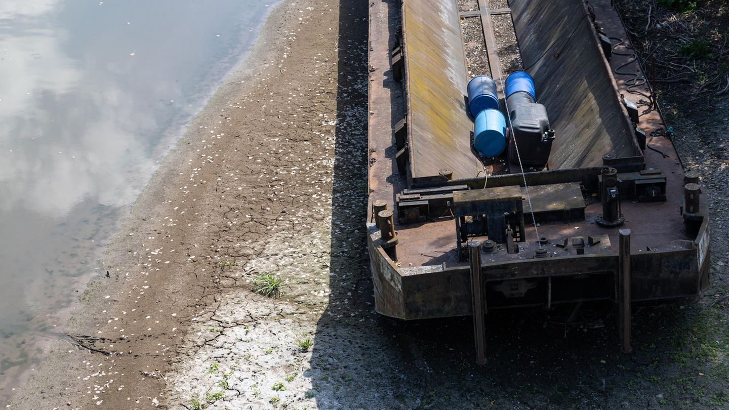 Umwelt ist gefährdet Ein alter Leichter liegt auf dem ausgetrockneten Flussbett
