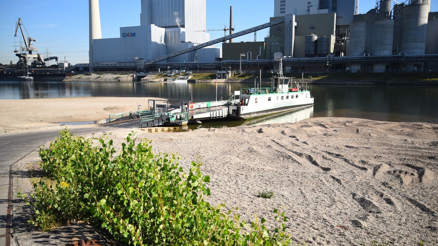 Fährbetrieb ist eingeschränkt Eine Fähre liegt am Hafen in Mannheim